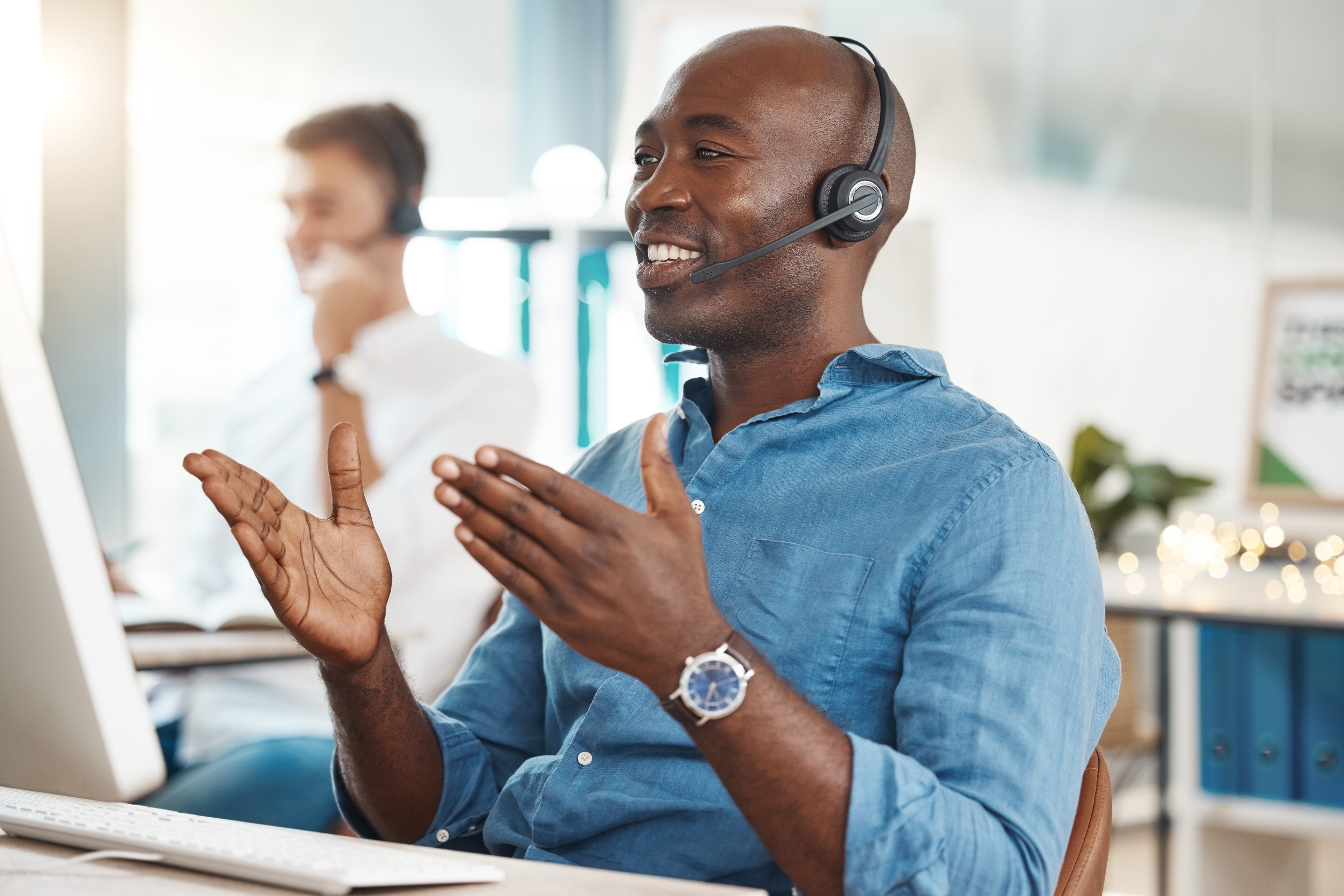 An male employee is talking to a customer on the phone, a good example of when you can collect qualitative data.
